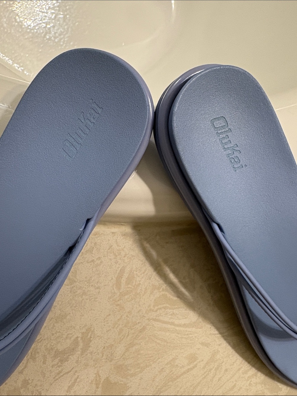OluKai Aka beach sandal flip flops - Picture 6 of 7